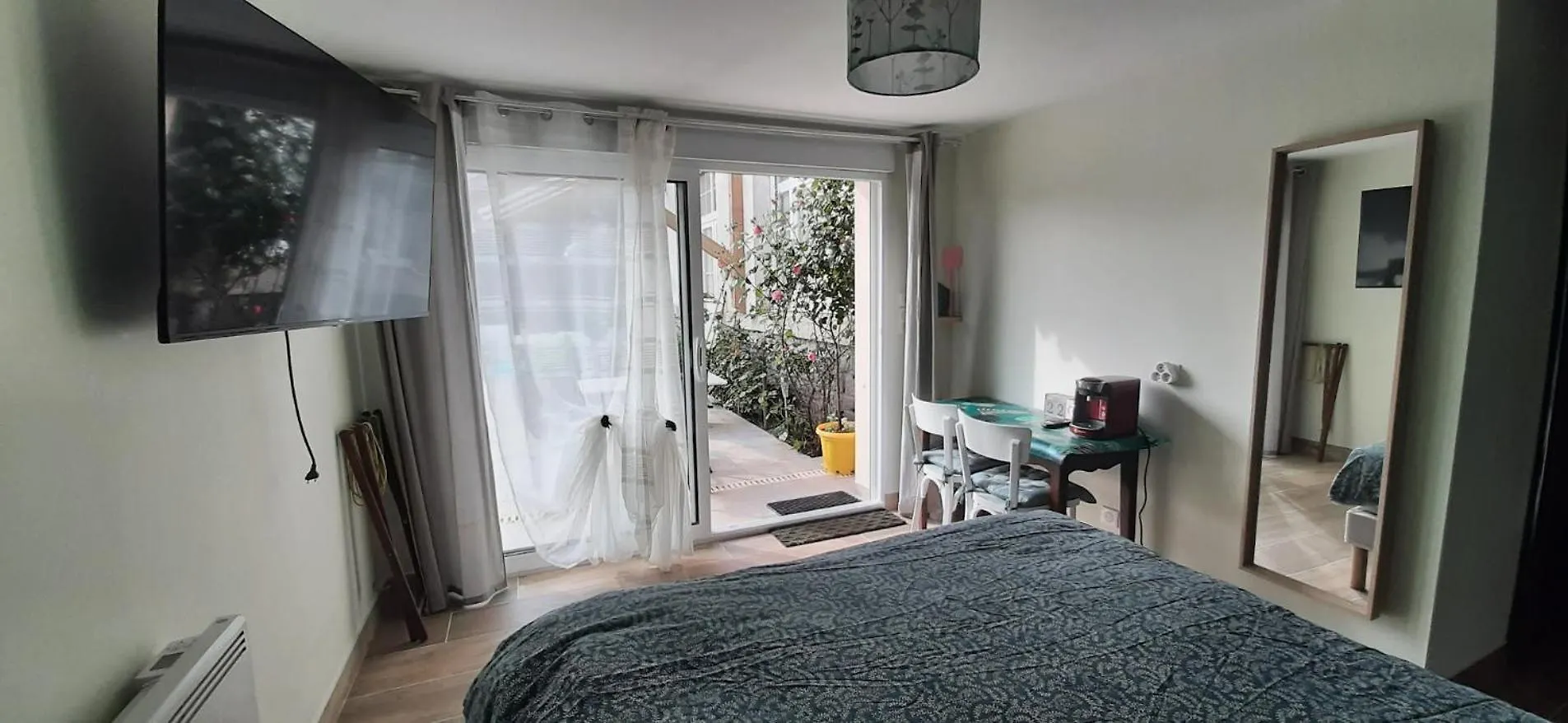 Bed and Breakfast chambre double ou quadruple sdb et wc privatif pour chacune,cuisine,salon,terrasse partagés, pain confiture café etc inclus à Plonéour-Lanvern 0*,  France